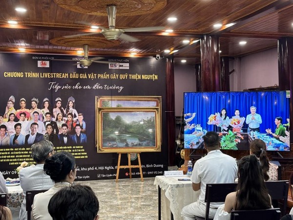 Đấu giá tranh qua Livestream để tiếp sức cho trẻ em Tân Uyên đến trường