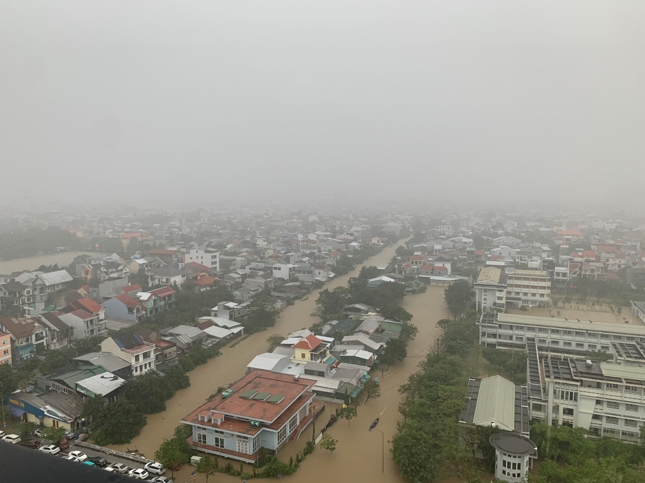 Thành phố Huế chìm ngập trong biển nước mênh mông