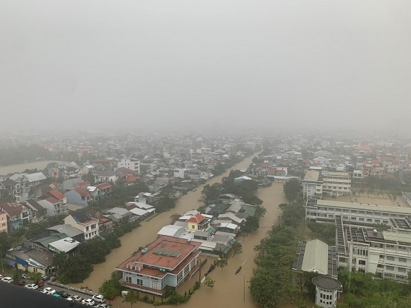Thành phố Huế chìm ngập trong biển nước mênh mông
