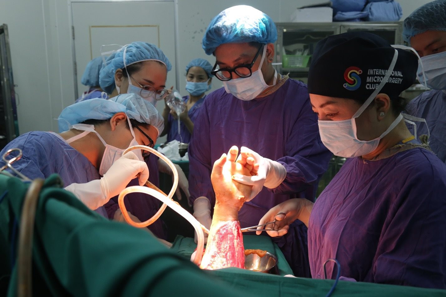 Cô gái gần đứt rời cánh tay vì vạt áo chống nắng bị cuốn vào bánh xe