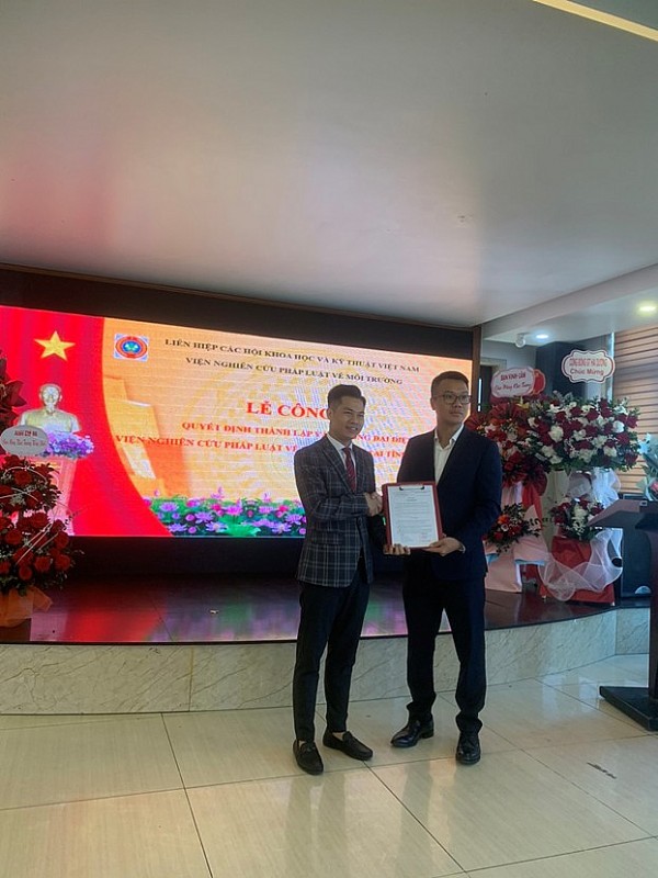 Ông Vũ Lan Viên phó Viện trưởng thay mặt lãnh đạo Viện trao quyết định bổ nhiệm Trưởng Văn phòng đại diện cho ông Nguyễn Thanh Tùng.