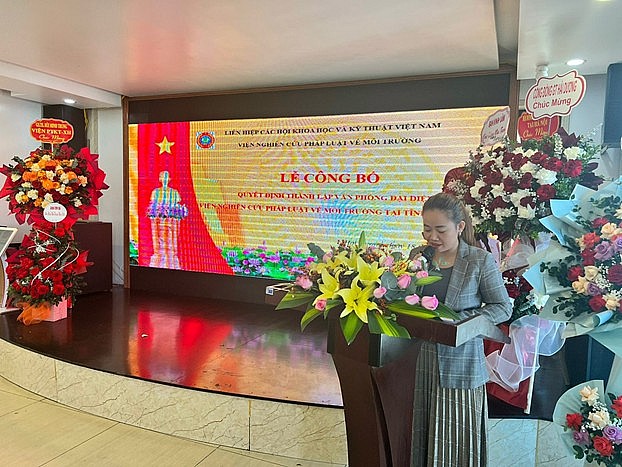 Bà Lương Thị Ngọc Diệp, Phó Chánh Văn phòng Viện thông qua các quyết định bổ nhiệm tại buổi lễ.