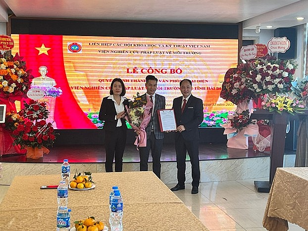 Ths. Nguyễn Việt Dũng trao quyết định thành lập văn phòng đại diện Viện tại tỉnh Hải Dương.
