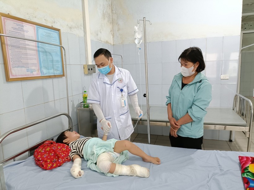 Tuyên Quang: Bé 4 tuổi bỏng nặng do ngã vào chậu nước sôi