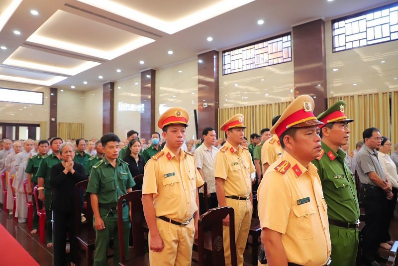 Quang cảnh buổi lễ tưởng niệm tại Việt Nam Quốc tự.