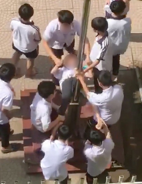 Bạo lực học đường: Phẫn nộ trước cảnh nam sinh lớp 8 bị bạn học tác động vào vùng kín