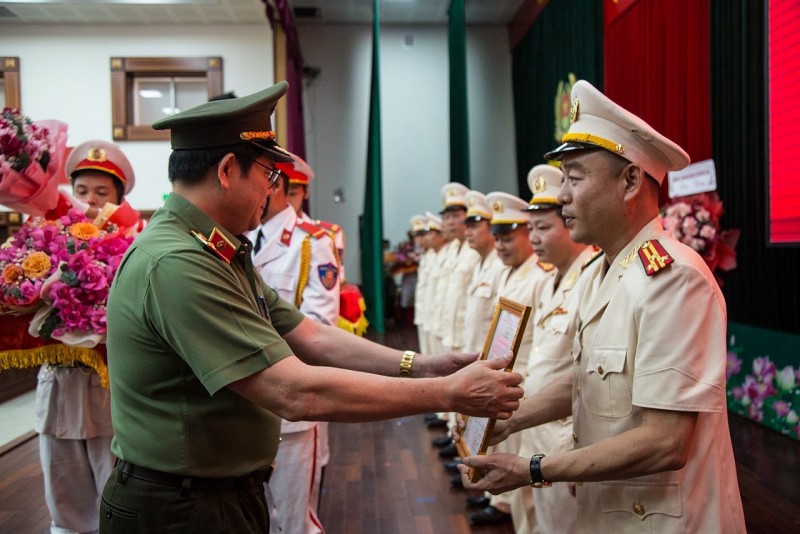 Giám đốc Công an tỉnh trao quyết định tại buổi lễ.