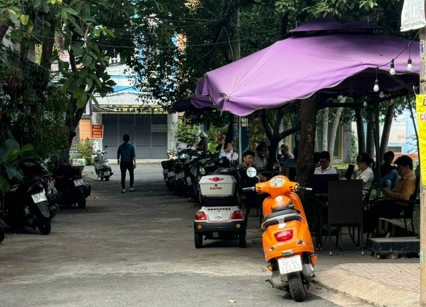 Quận Tân Phú-TP.HCM: Ngang nhiên chiếm dụng công viên làm nơi buôn bán