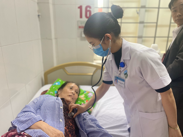 Hà Tĩnh: 3 người trong một gia đình nhập viện vì đốt than sưởi ấm