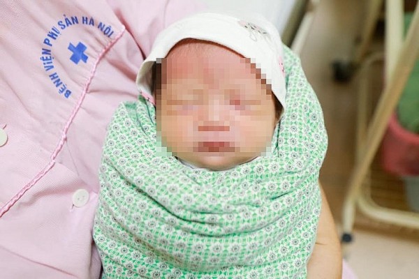 Sau 8 lần mang thai thất bại, người mẹ U50 hạnh phúc chào đón con đầu lòng