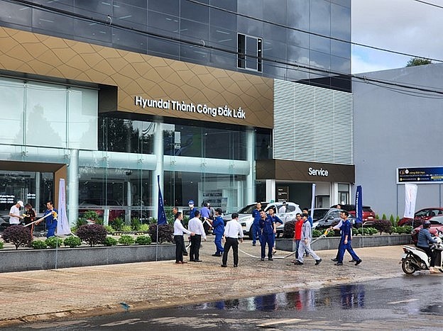 Nhân viên Showroom Huyndai Đắk Lắk thu hồi thiết bị sau khi hỗ trợ chữa cháy. Ảnh: TT