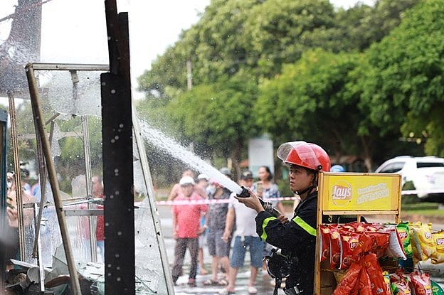 Lực lượng PCCC nhanh chóng dập tắt đám cháy tại phường Tân An, TP Buôn Ma Thuột. Ảnh: TT
