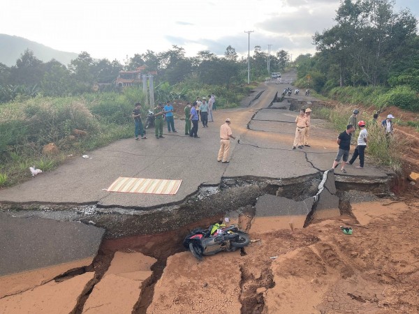 Lâm Đồng: Rơi xuống hố sâu, người đàn ông tử vong tại điểm sạt lở đường tránh QL 20