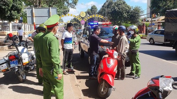 Cảnh sát tuần tra bắt 2 đối tượng trộm cắp 1 thùng bia