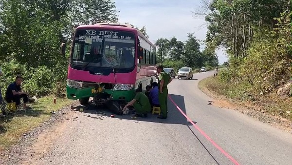 Đắk Lắk: Tông vào xe buýt, 2 cha con đi xe máy tử vong thương tâm