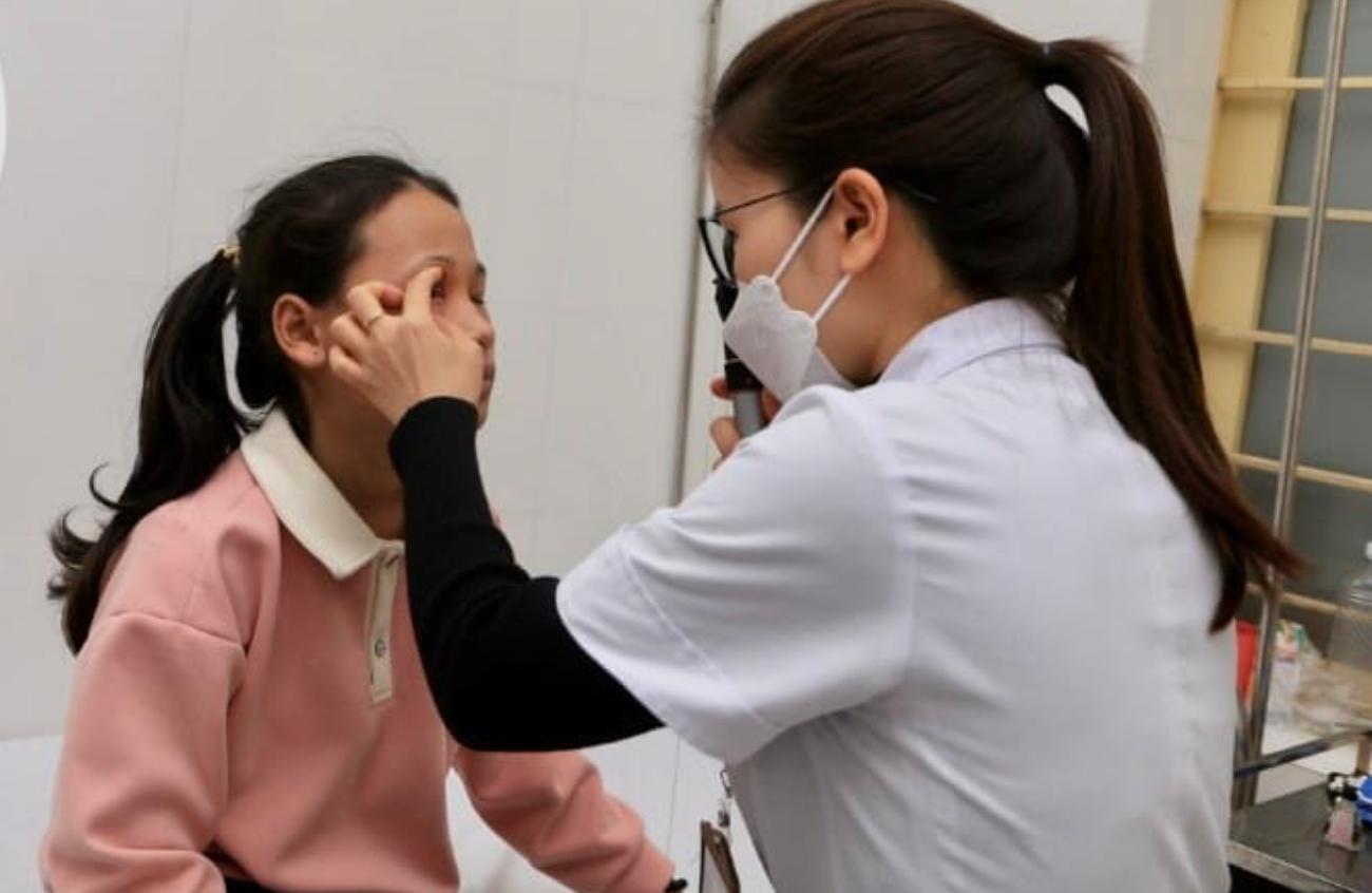 Bé gái 11 tuổi bị bỏng hai mắt do tự chế pháo bằng diêm