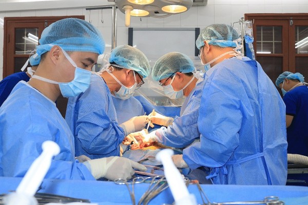 Bệnh viện Hữu Nghị Việt Tiệp thực hiện thành công ca ghép thận cùng huyết thống thứ 4