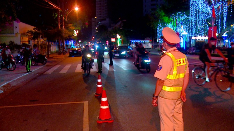 CSGT TP Nha Trang kiểm soát nồng độ cồn nhằm hạn chế người sử dụng rượu bia tham gia giao thông.