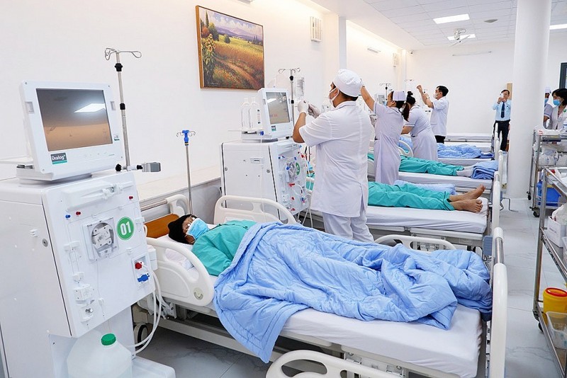 Các Y bác sỹ Bệnh viện Thiện Hạnh thực hiện lọc thận cho bệnh nhân.