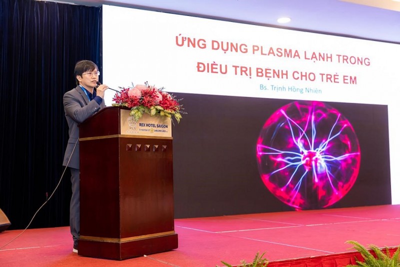Thạc sĩ Bác sĩ Trịnh Hồng Nhiên báo cáo về ứng dụng Plasma trong Nhi khoa.