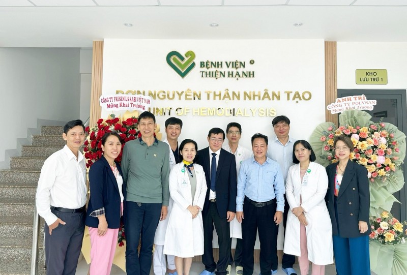 Ts.Bs Nguyễn Minh Tuấn, trưởng khoa Thận nhân tạo BVCR chụp ảnh lưu niệm cùng cán bộ nhân viên y tế.