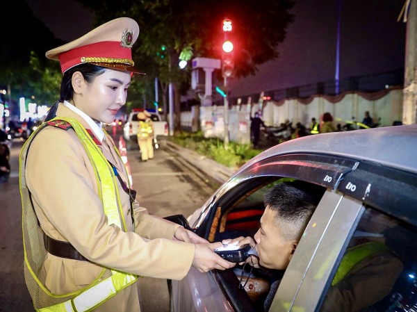 Nữ CSGT kiểm tra nồng độ cồn trong đêm ở Hà Nội