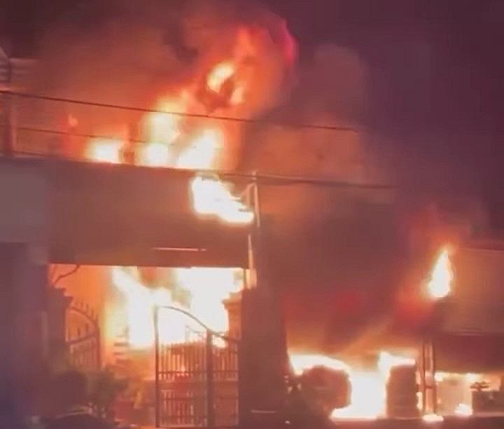 Bình Dương: cháy cửa hàng lốp xe ô tô trong đêm, thiệt hại lớn về tài sản