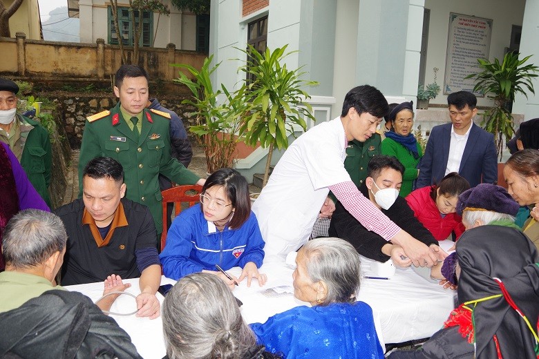 Cụm thi đua số 3 - LLVT Ban CHQS quận Hà Đông chung tay hỗ trợ người khó khăn ở huyện Chợ Đồn