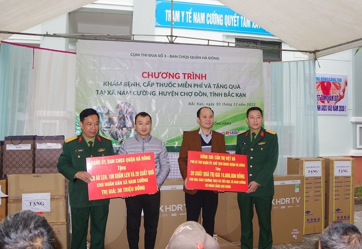 Cụm thi đua số 3 - LLVT Ban CHQS quận Hà Đông chung tay hỗ trợ người khó khăn ở huyện Chợ Đồn