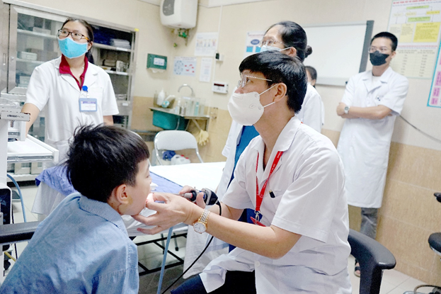 Bệnh viện Tai Mũi Họng Trung ương phẫu thuật thành công cho bệnh nhi có khối u khoang bên họng xâm lấn nền sọ