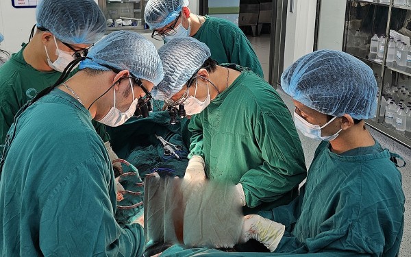 Cắt bỏ khối u nặng 2,5kg trong ngực người đàn ông