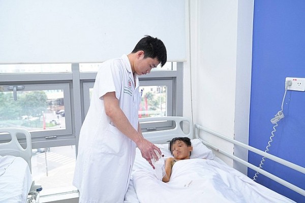 Bé trai 12 tuổi nhập viện với bàn tay dập nát do tự chế pháo nổ để chơi Tết