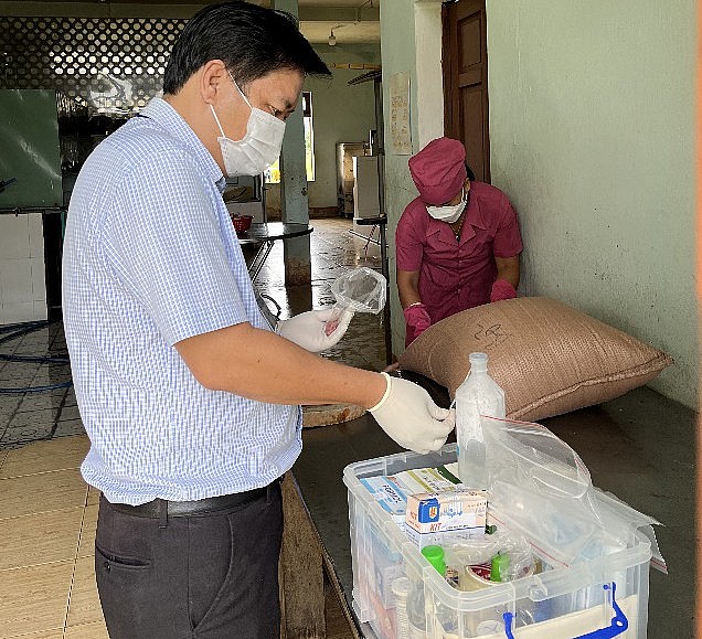 Chi cục An toàn vệ sinh thực phẩm Kon Tum kiểm tra chất lượng thực phẩm bằng test nhanh. Ảnh: Sở Y tế Kon Tum.