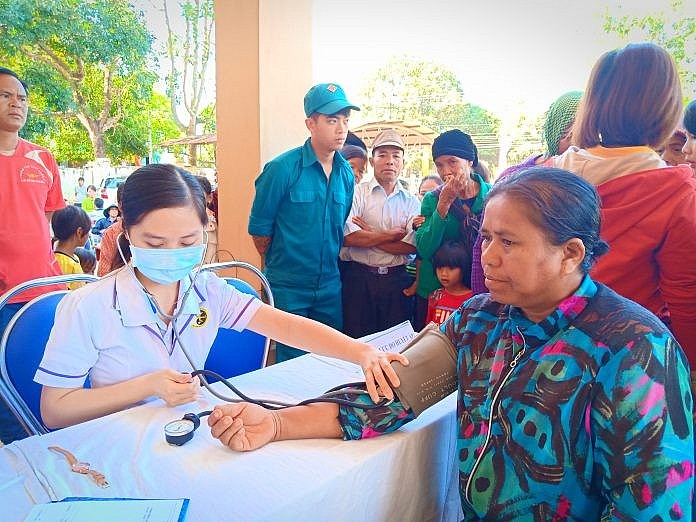 Khám bệnh cho đồng bào dân tộc thiểu số tại huyện Đức Cơ, tỉnh Gia Lai. Khám bệnh cho đồng bào dân tộc thiểu số tại huyện Đức Cơ, tỉnh Gia Lai.
