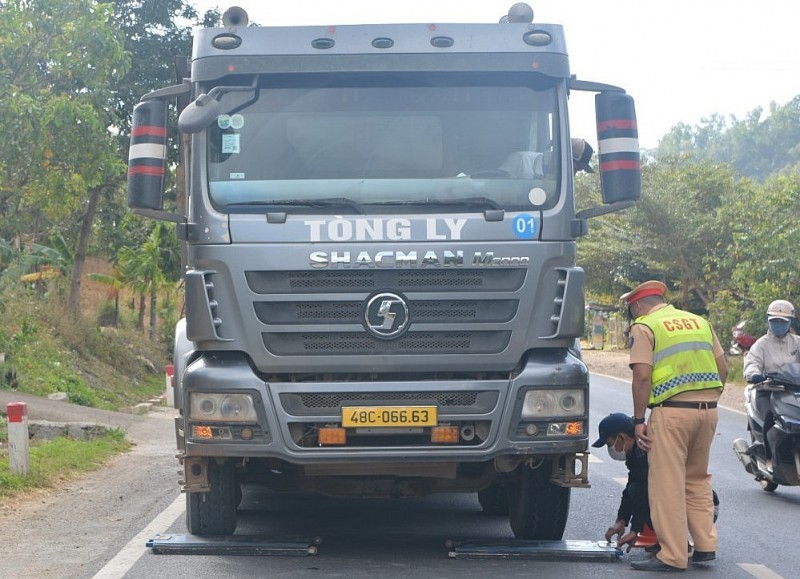 Phòng Cảnh sát giao thông tỉnh Đắk Lắk tăng cường xử lý các phương tiện quá tải