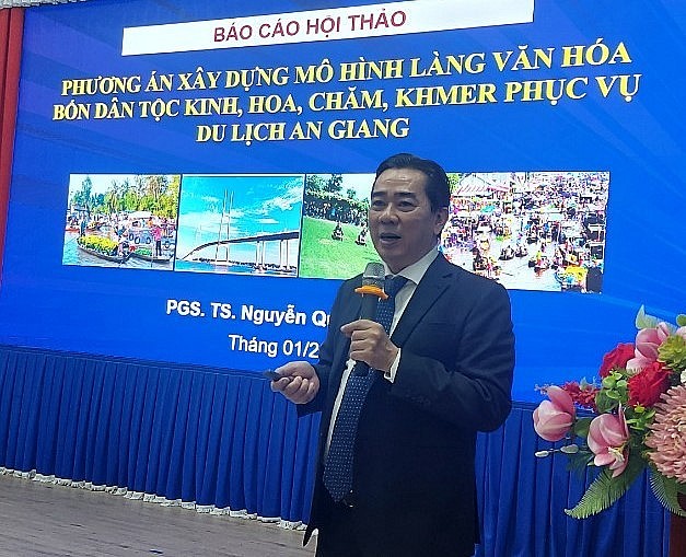 PGS.TS Nguyễn Quyết Thắng trình bày các phương án xây dựng mô hình làng văn hóa 4 dân tộc Kinh, Hoa, Chăm, Khmer phục vụ du lịch An Giang.