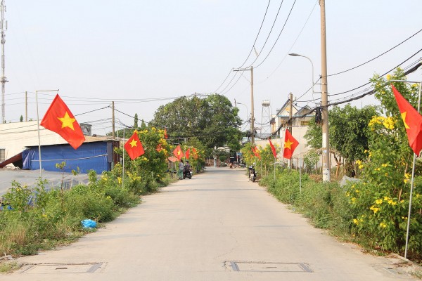 Xã Vĩnh Lộc A chào đón năm 2024 bằng tuyến đường cờ rực rỡ sắc đỏ sao vàng