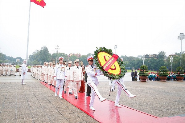 Công an thành phố Hà Nội báo công dâng Bác