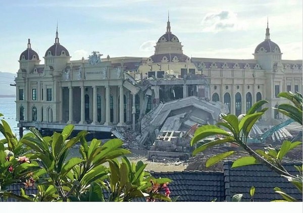 Bất ngờ ngọn tháp thuộc công trình ở TP Nha Trang bị đổ sập