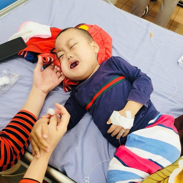 Xin hãy cứu giúp một em bé bị ung thư