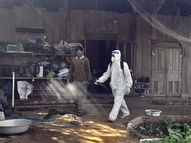 Cán bộ Trung tâm Y tế TP. Gia Nghĩa phun hóa chất diệt muỗi tại những điểm ghi nhận ca bệnh trên địa bàn. Ảnh: Sở Y tế Đắk Nông.