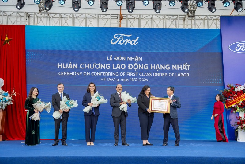 Chủ tịch Khối thị trường quốc tế (IMG) Tập đoàn Ford Motor Kay Hart (thứ hai từ phải sang) đón nhận Huân chương Lao động Hạng Nhất.