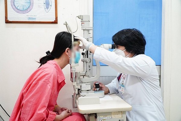 Tình trạng sức khỏe hiện tại của nữ sinh bị mù mắt vì tiêm filler ở tiệm cắt tóc, gội đầu