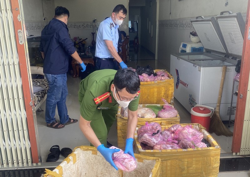 Phát hiện, tạm giữ 300kg thịt heo vi phạm tại thị xã An Nhơn. Ảnh: QLTT Bình Định.