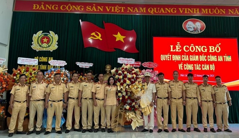 các đơn vị cùng tập thể lãnh đạo, cán bộ chiến sĩ Phòng Cảnh sát giao thông đã có các lẵng hoa chúc mừng đồng chí.