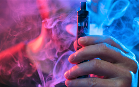 Thanh niên 32 tuổi suýt tử vong do hút thuốc lá điện tử thâu đêm tại quán bar