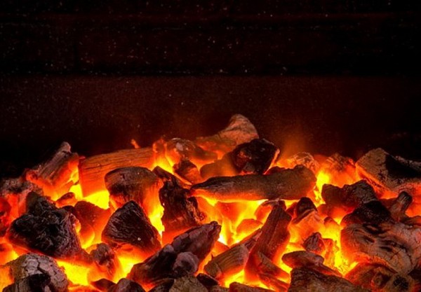 Chồng tử vong, vợ nguy kịch do đốt than sưởi ấm