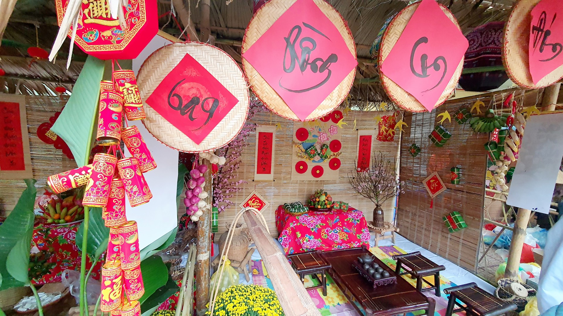 Hà Đông: Học sinh thích thú trải nghiệm văn hóa truyền thống qua Hội chợ Xuân