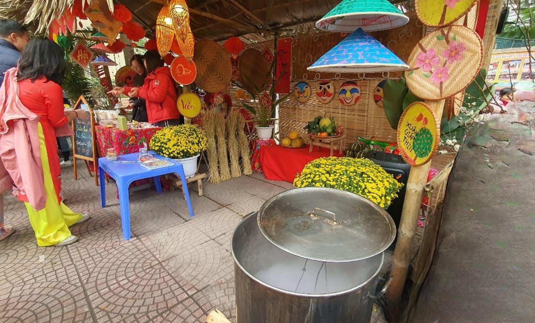 Hà Đông: Học sinh thích thú trải nghiệm văn hóa truyền thống qua Hội chợ Xuân