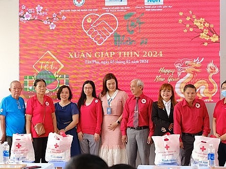 TP.HCM: Tặng hơn 100 phần quà Tết với tổng trị giá hơn 400 triệu đồng cho bà con nghèo quận Tân Phú